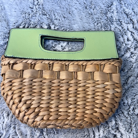 Chic Tan and Green Woven Clutch - Picture 2 of 4